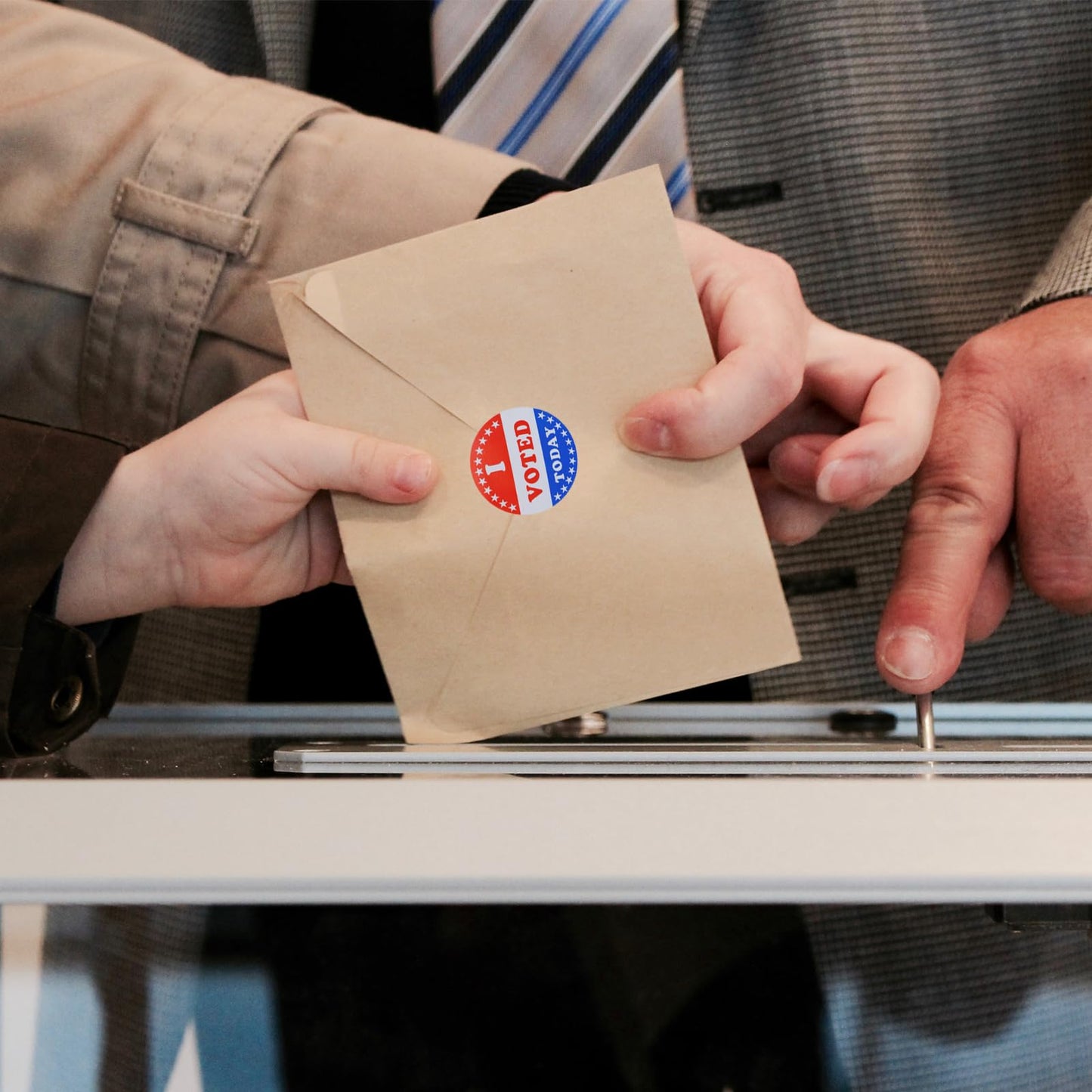 500pcs 1.5 inch I Voted Today Stickers for Voting Election Day Round Red White Blue Community Vote USA Flag Design Labels