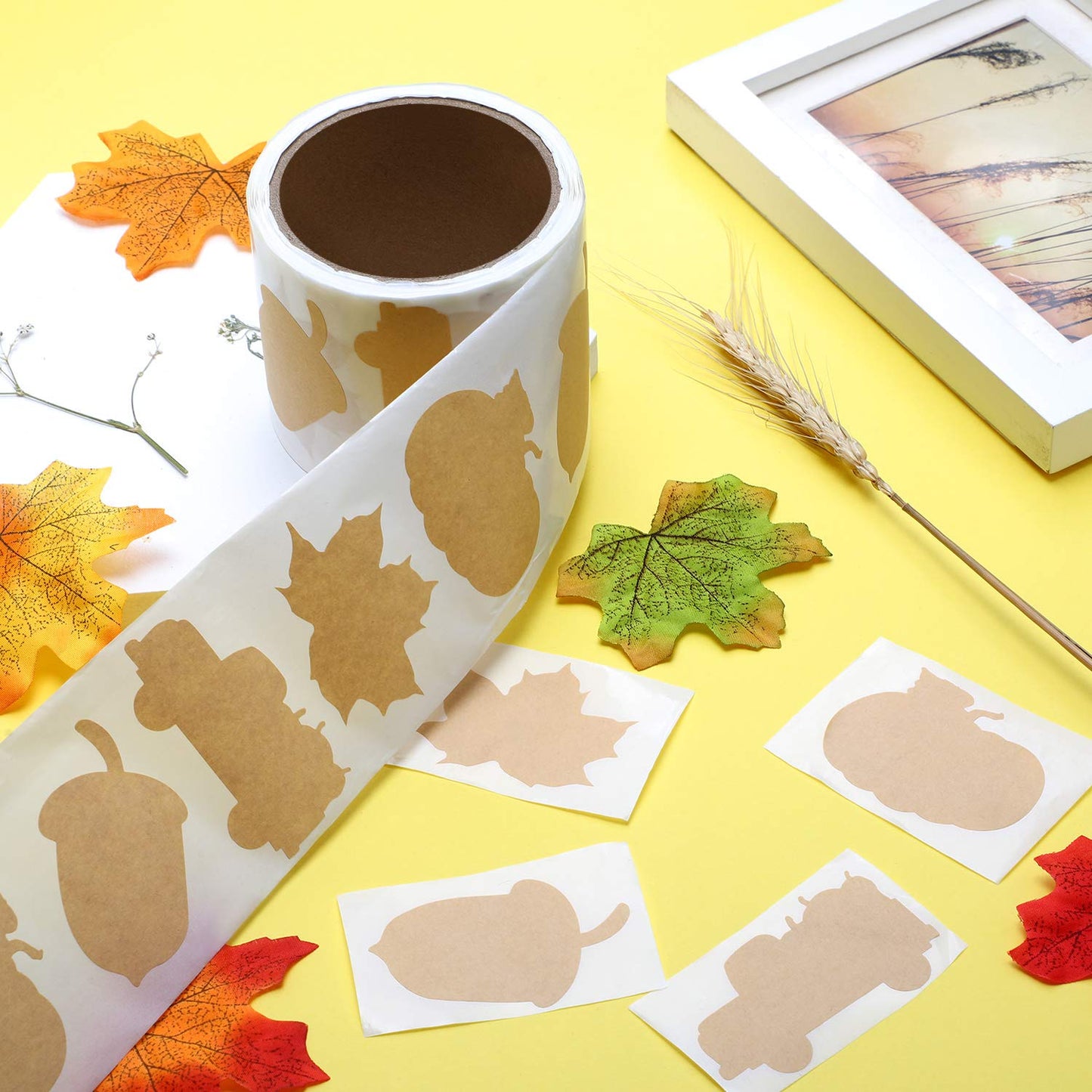 200 Pieces Thanksgiving Fall Stickers Autumn Kraft Paper Labels Stickers Leaves Sticker Pumpkins Kraft Sticker for Decorating Cards,Bottle, Envelopes, Brown Autumn Label for Halloween Party Favor