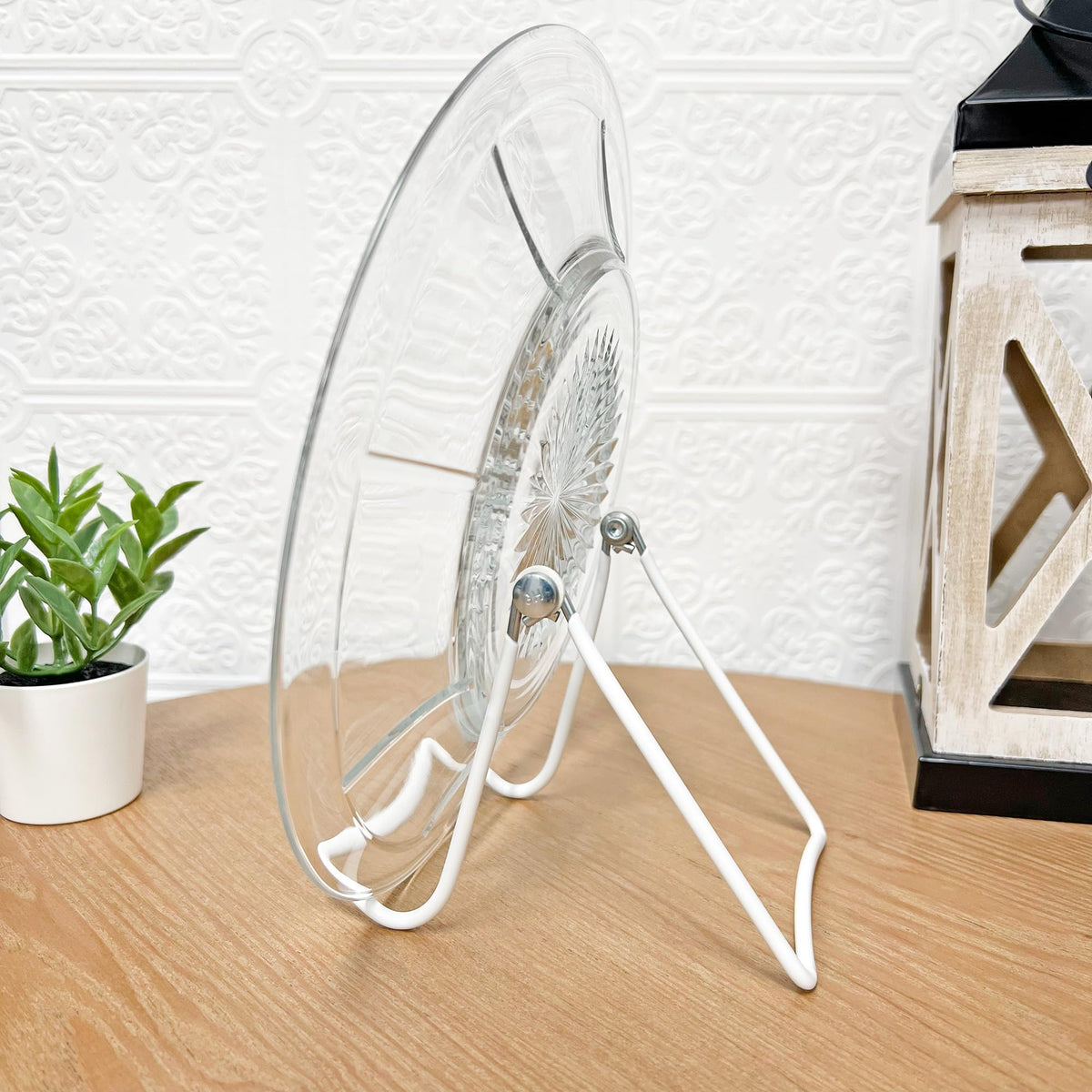 GIBSON HOLDERS 1A Adjustable White Wire Display Easel, 3.25" W x 3.75" D x 3.625" H, Pack of 2 2-Pack