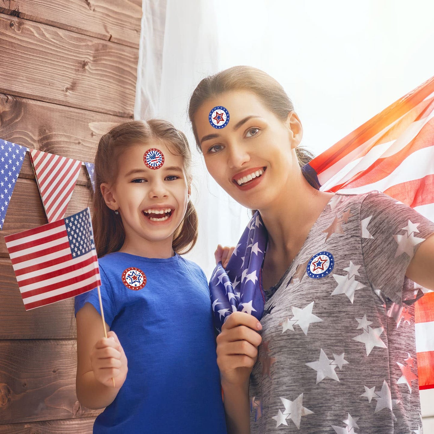 Whaline 600Pcs American Flag Stickers Glitter Patriotic Star Label Sticker Independence Day Stickers 4th of July Decals 8 Design Adhesive Sealing Labels for Envelopes Baking Bag Party Favor Supplies